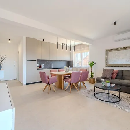 Anna - Free Private Parking *