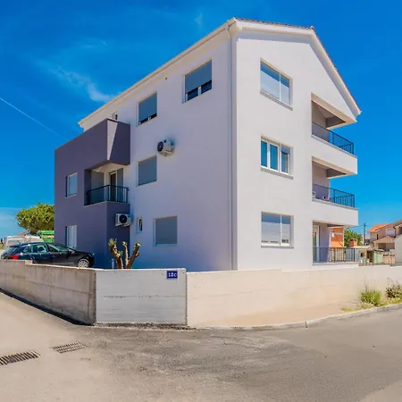 Anna - Free Private Parking 자다르