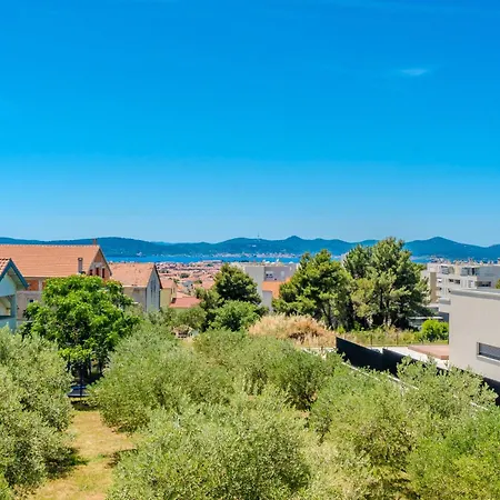 Anna - Free Private Parking *