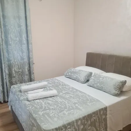 Anna - Free Private Parking