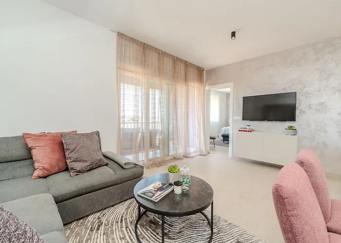 Anna - Free Private Parking 자다르