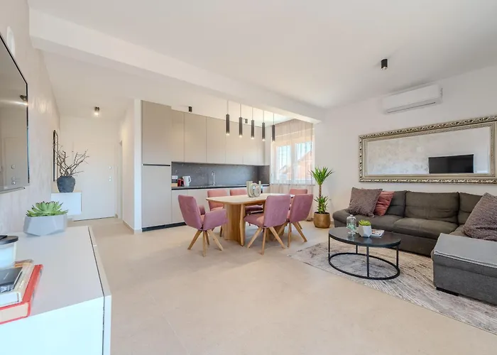 Anna - Free Private Parking *