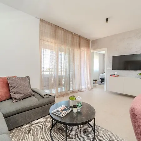 Anna - Free Private Parking زادار